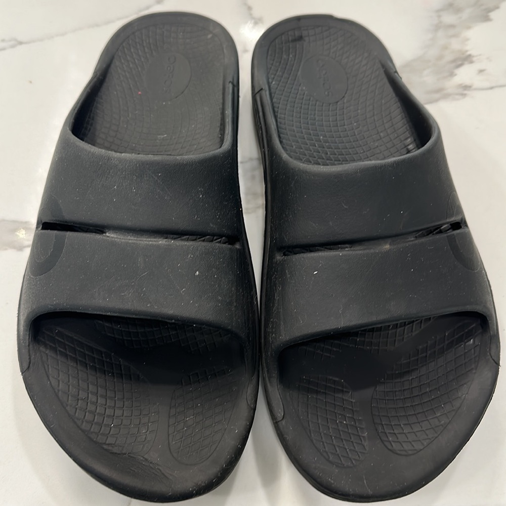 Oofos Men’s Black Sandals. Size Approximately 14